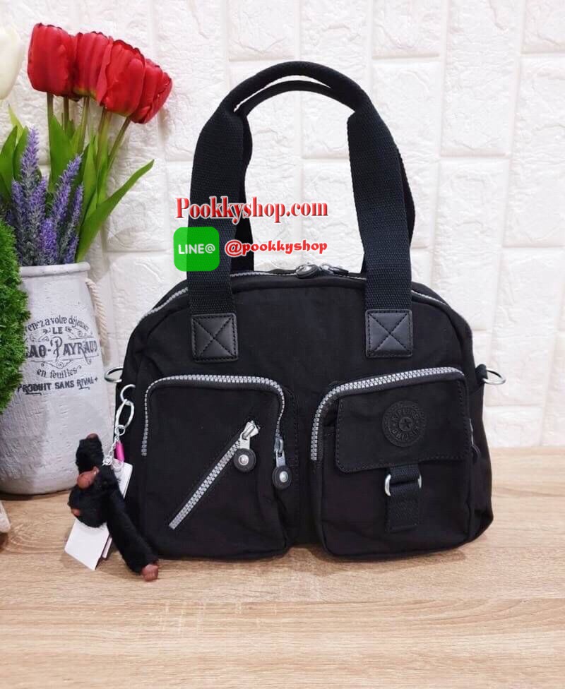 Kipling Women’s Defea Top-Handle Bag กระเป๋าถือหรือสะพายทรงตั้งสวย มีช่องใส่ของแยกเป็นสัดส่วนทั้งด้านในและนอก มีสายสะพายถอดและปรับความยาวได้ฟรีไซส์ มาพร้อมพวงกุญแจลิง น่าใช้คุ้มค่ามากๆจ้า