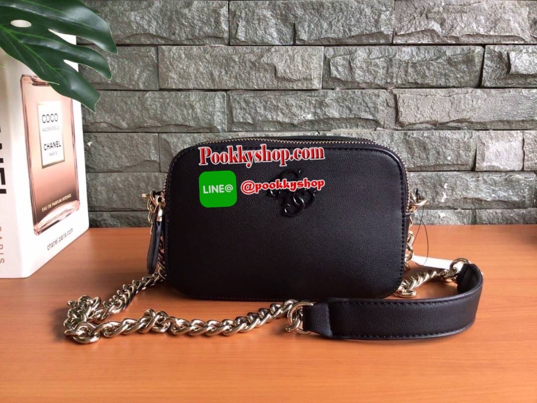 GUESS NOELLE CROSSBODY CAMERA BAG กระเป๋าสะพาย Crossbody รุ่นยอดนิยมหนังเรียบ และ หนังลาย Signature แบรนด์รอบใบ สวยอยู่ทรง ขนาดกำลังดี ด้านหน้ามีโลโก้แบรนด์ เปิดปิดด้วยซิปสะดวกใช้ แบ่งเป็น 2 ช่องซิป ภายในมีโลโก้ซับในลายแบรนด์ ภายในแยกเป็นสัดส่วนใช้งาน ใส่