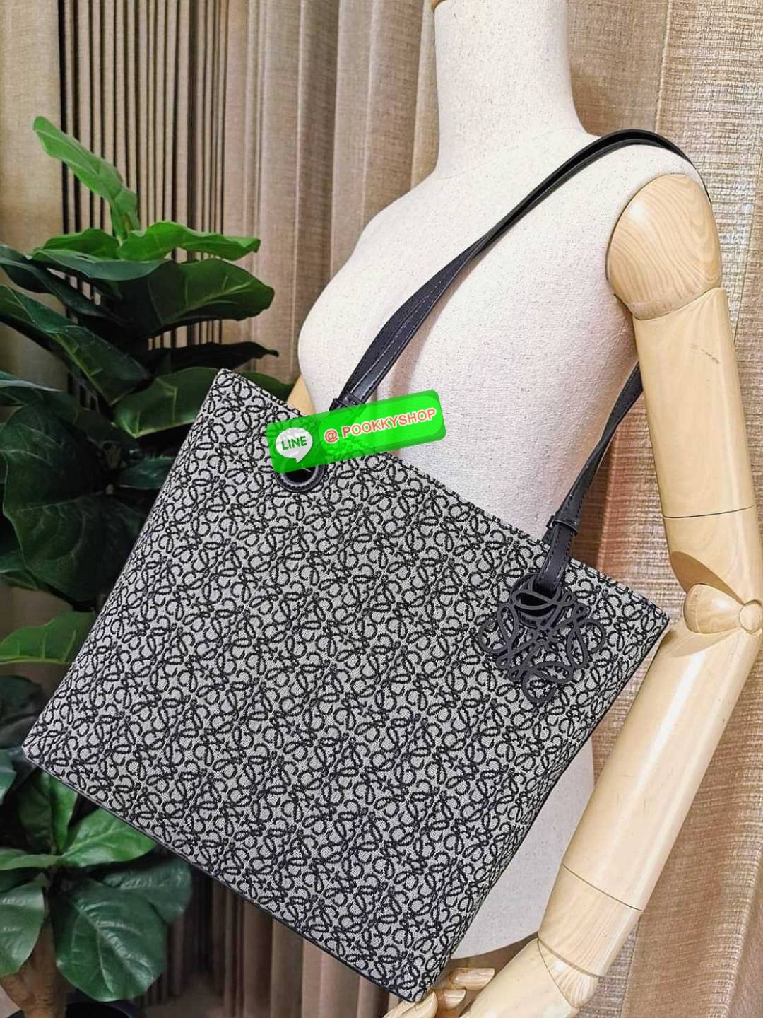 ✴️NEW ARRIVAL!✴️LOEWE ANAGRAM TOTE BAG VIP GIFT WITH PURCHASE GWP พรีเมี่ยมกิ๊ฟ Limited จาก LOEWE PERFUME DUTYFREE ไอเท็มใหม่! ดีไซน์สวยคงเอกลักษณ์ด้วยวัสดุ Anagram Canvas Jacquard Fabric ผสมผสานหนังแท้ Calfskin ลงตัวสุดคลาสสิค ขนาดกำลังดี น