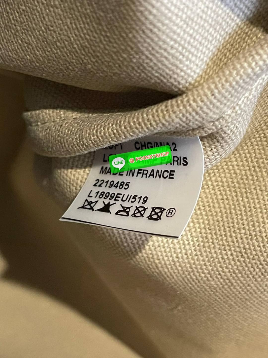 Longchamp x EU Le Pliage tote bag L คอลเลกชันพิเศษจาก Longchamp ที่น่ารักสุดๆ สำหรับซัมเมอร์นี้ กระเป๋ารูปทรงคลาสสิกที่มาในลวดลายและสีที่ออกแบบมาพิเศษ ยังคงความเป็น Le Pliage กระเป๋าสะพายไหล่ทรงTote ใส่ของได้จุอย่างเหลือเชื่อ ยังมีซิปปิดเพิ่มความปลอดภัย น