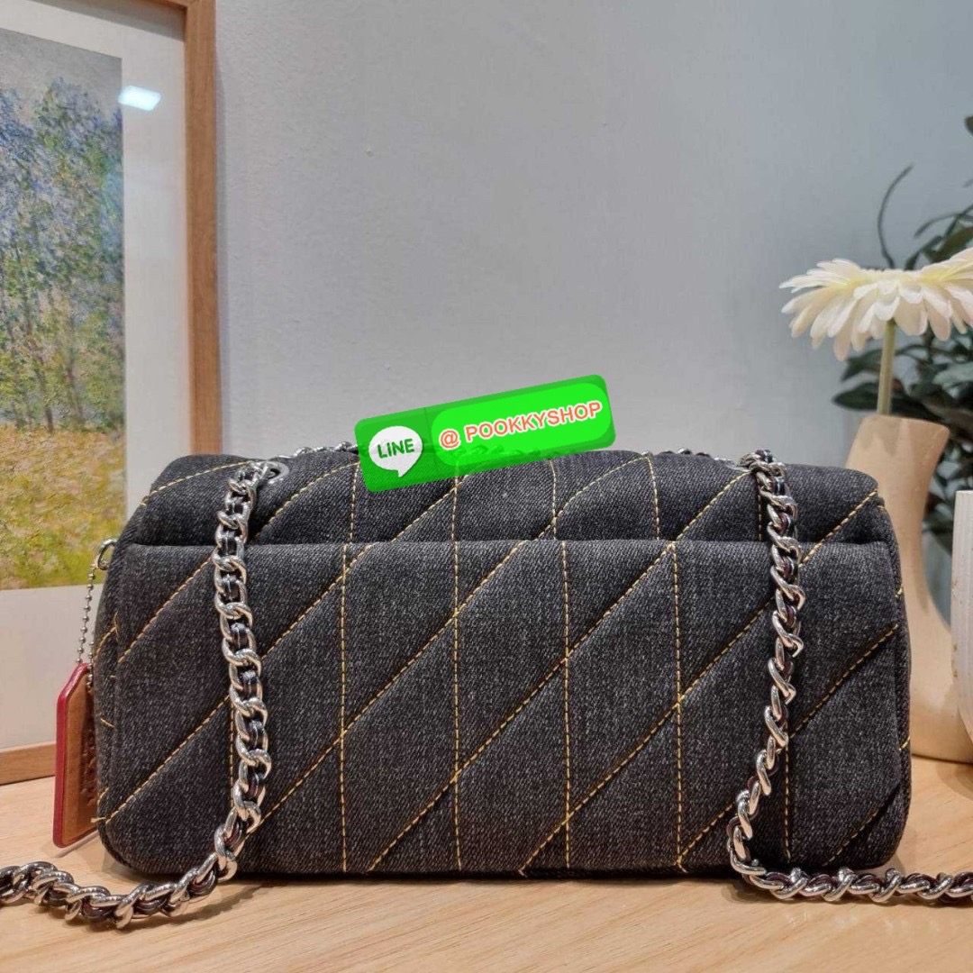 COACH CR704 TABBY SHOULDER BAG 26 WITH QUILTING 🔆 Details ไอเท็มใหม่ ตัวแม่แบบฉ่ำ สวยทำถึง! ต้อนรับซัมเมอร์ให้โดดเด่นกว่าใคร กับกระเป๋าสะพายไหล่ดีไซน์หรูหรา มีดีเทลสวยงามด้วยการเดินด้ายลวดลายตัดกับกระเป๋า เปิด-ปิดด้วยอะไหล่แบบกระดุม ภายในมีช่องเยอ