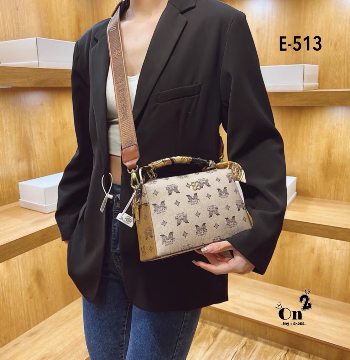 NEW-IN💘ใบนี้คือน่าร้ากก สไตล์แบรนด์😚 งานคุณภาพค่ะ ดีไซน์เกร๋ไม่เบา หูโค้งอยู่ทรงสวยค่า👏🏼เห็นปุ๊บคือชอบปั๊บบ งานดีมากก เป็นทรงหมอน จุได้เยอะ(ใส่มือถือได้) มาพร้อมสายยาว