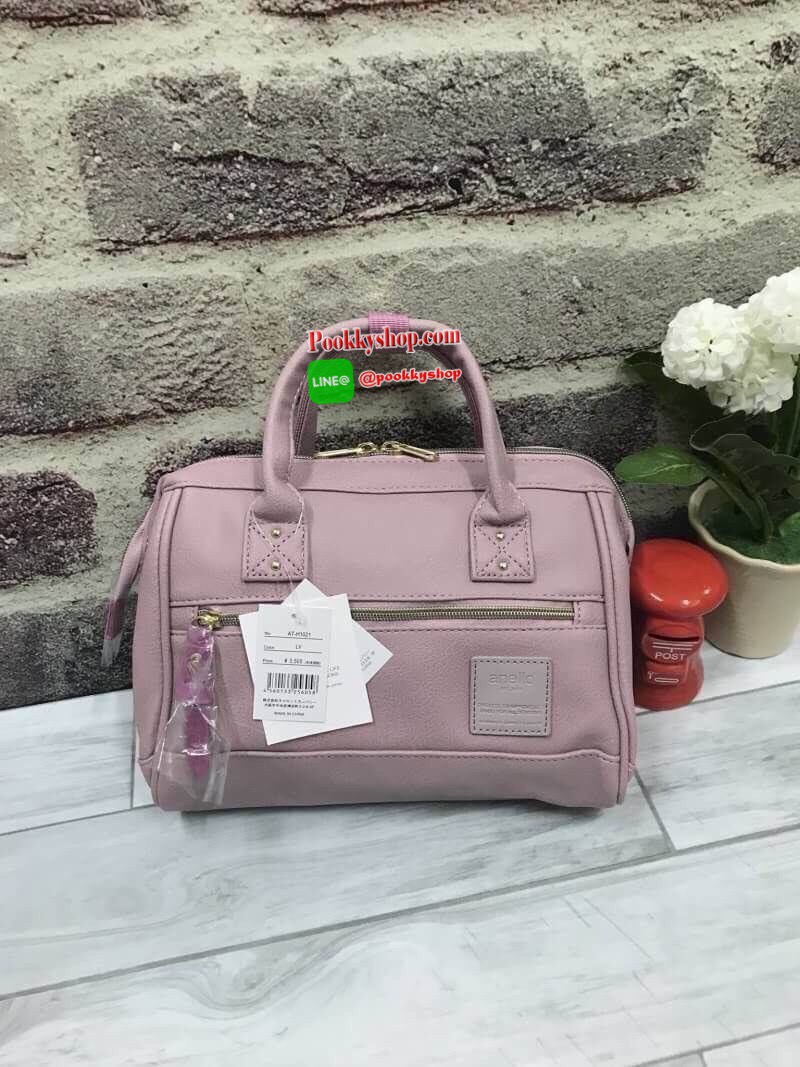 Anello polyester 2 way mini boston bag จากแบรนด์ดังในประเทศญี่ปุ่น กระเป๋าสไตล์คลาสสิค มีโครงปากกระเป๋ากว้างเป็นสัญลักษณ์ วัสดุหนังpu กันน้ำได้ ภายในมีช่องใหญ่และช่องเล็กด้านข้าง2ช่อง เปิดปิดด้วยซิปคู่ มีตัวล้อคที่หูจับ ด้านหน้ามีช่องซิปเล็กใช้งานได้จริง