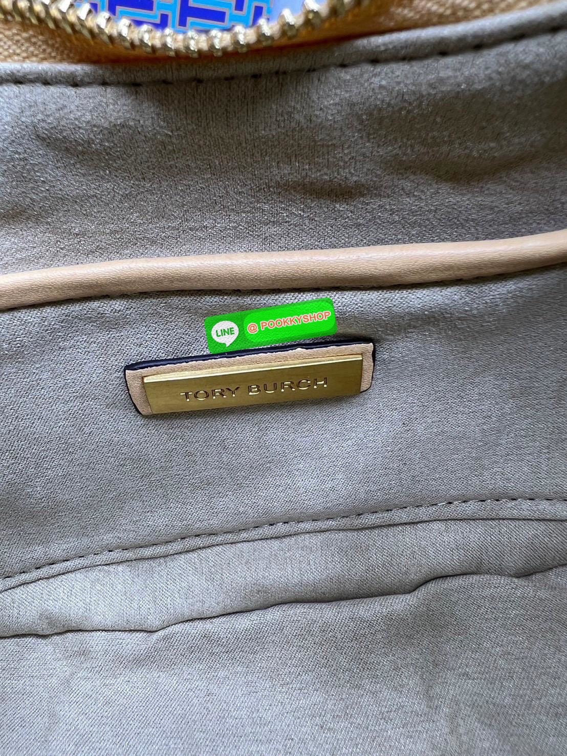 Tory Burch Monogram with Heart Bag คอลเลคชั่นร้อนแรงแห่งปี คอลเลคชั่นทีบ่งบอกสไตล์ที่ทันสมัยทรงครึ่งวงปักลายหัวใจบนกระเป๋าสุดน่ารัก โด่ดเด่น วัสดุผ้าแจคการ์ดตัดหนังแท้ เปิดปิดด้วยซิป