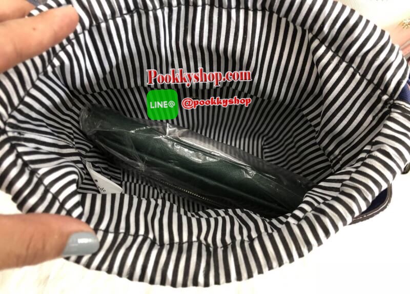 New arrival!!! Katr spade new york cameron street pippa bag 2018 พร้อมส่ง รุ่นใหม่ล่าสุดค่ะ!!! กระเป๋าวัสดุหนังซาฟเฟียโน่ ทรงถัง สามารถถือได้ สะพายข้างได้ค่ะ ด้านหน้าติดอะไหล่แบรนด์ ปากกระเป๋าเปิดปิดแบบหูรูด แบบหนังห้อยยาวลงมา หนังรูดง่ายมากค่ะ ภายในกระเป