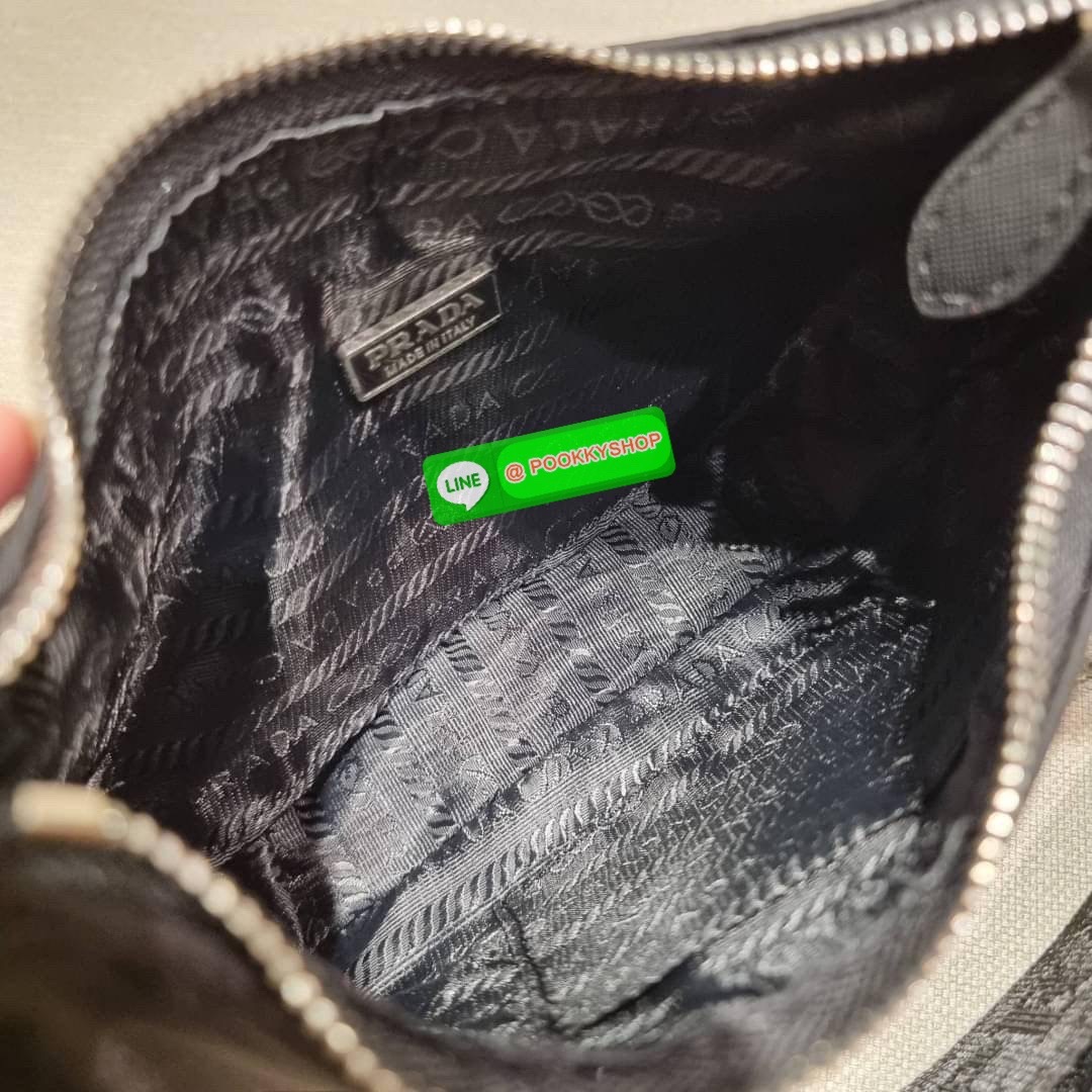 PRADA RE-EDITION 2005 RE-NYLON SHOULDER BAG ไอเท็มสุดปัง ที่ฮิตตลอดกาลไม่ว่าจะปีไหนๆ จัดให้ครบทั้งสีขายดีและสีใหม่ล่าสุด ที่สายคุณหนูห้ามพลาด!! กับกระเป๋าสะพายทรงคลาสสิค เหมาะเป็น everyday bag มากๆ วัสดุผ้าไนล่อนคุณภาพ พร้อมใบลูก ไว้ใส่เหรียญ ใส่กุญแจได้ส