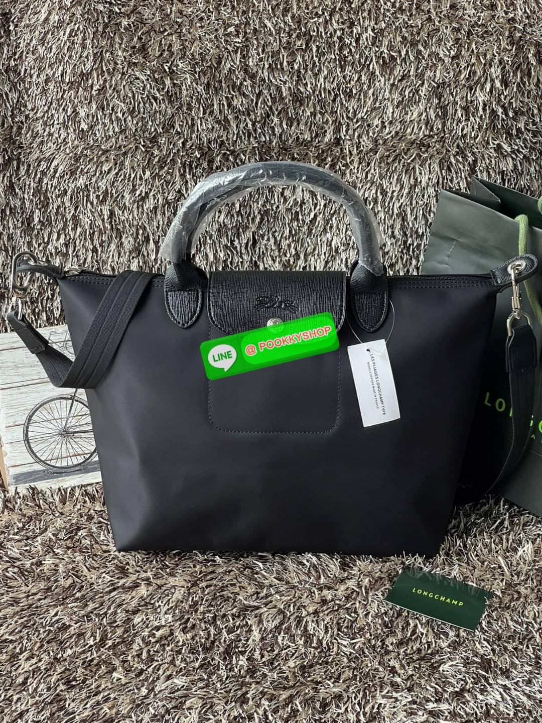 Longchamp Le Pliage Neo Size M มาพบกับกระเป๋ารุ่นยอดนิยม ที่สาวๆ ต้องมีไว้เก็บไว้สักใบ กระเป๋าโท้ทใบนี้ มาพร้อมกับสีที่มีสไตล์เรียบง่าย มีสายสะพายยาวช่วยให้คุณสามารถสะพายไหล่ได้อย่างสบาย ในขณะที่ที่ปิดแบบซิปช่วยให้คุณมั่นใจได้ว่าของด้านในมีความปลอดภัย Le