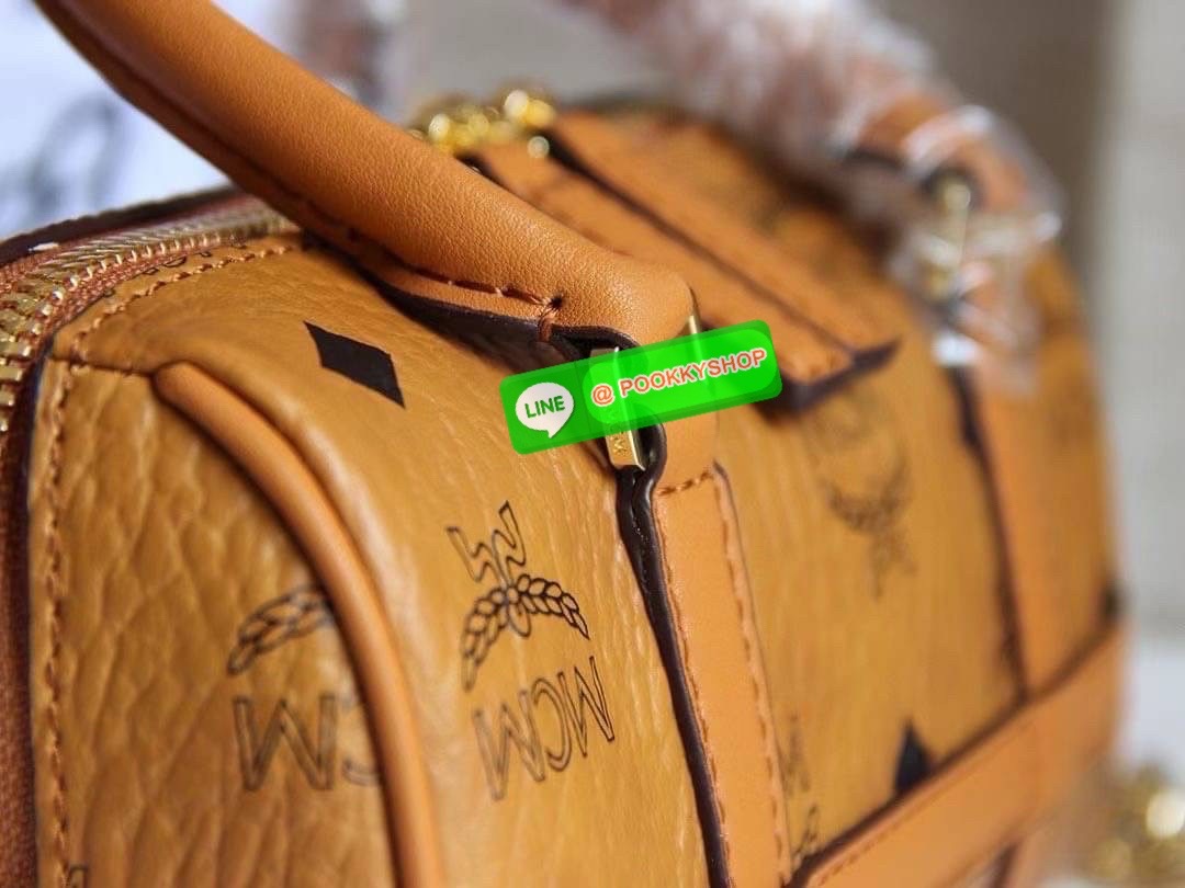 👜 MCM Aren Boston Bag in Visetos 👜 Aren Boston Bag 🧡 กระเป๋าทรงหมอนสุดคลาสสิกที่กลับมาแรงอีกครั้ง 🌿 เล็กพอดีมือ สะพายแล้วดูแพงแบบ Effortless ✨