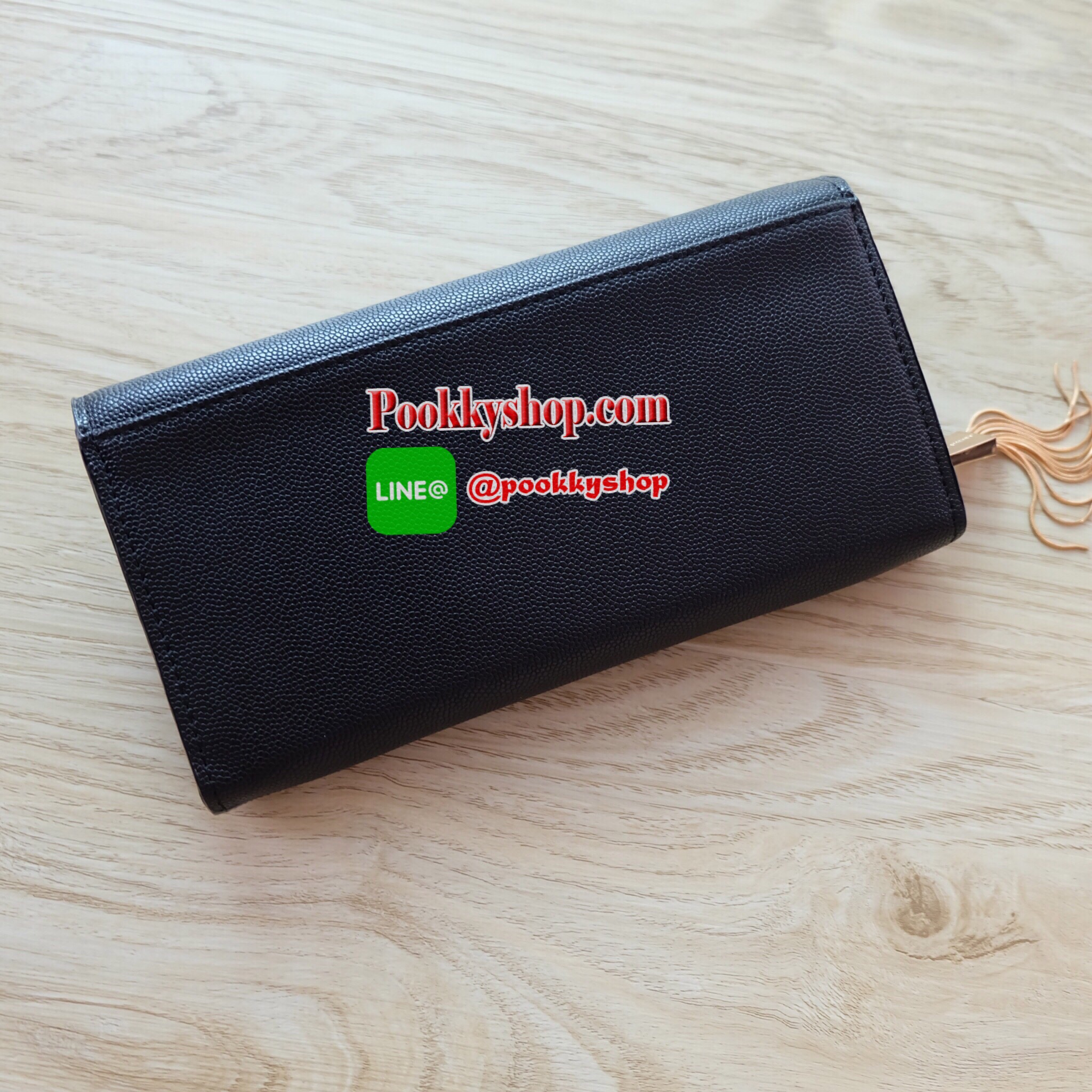 Charles & Keith Tassel Long Wallet กระเป๋าสตางค์ใบยาว วัสดุหนังลายคาร์เวียร์ ตกแต่งด้วยพู่สีทอง เปิด – ปิดกระเป๋าด้วยเเม่เหล็กแบบซ่อน ภายในมีช่องใส่บัตร ช่องซิปใส่เหรียญ และช่องใส่ธนบัตร ใส่ iPhone 7+ ได้ค่ะ ด้านหลังมีช่อง 1 ช่อง