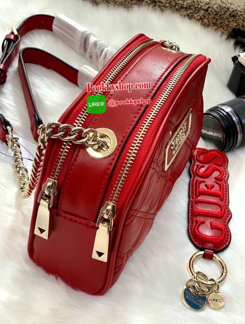 New arrival !! GUESS CROSSBODY// SHOULDER BAG กระเป๋าสะพาย วัสดุหนังเดินด้ายแบบนวม เย็บลายแบรนด์ หนังนิ่มมือดีมากๆค่ะ ด้านหน้าตืดแผ่นโลโก้แบรนด์มาให้ มีช่องซิปหลักให้2ช่อง สามารถใส่กระเป๋าสตางค์ใบสั้นได้;มือถือได้ทุกรุ่น มีช่องซิปใส่ของจุกจิก พร้อมช่องเสี