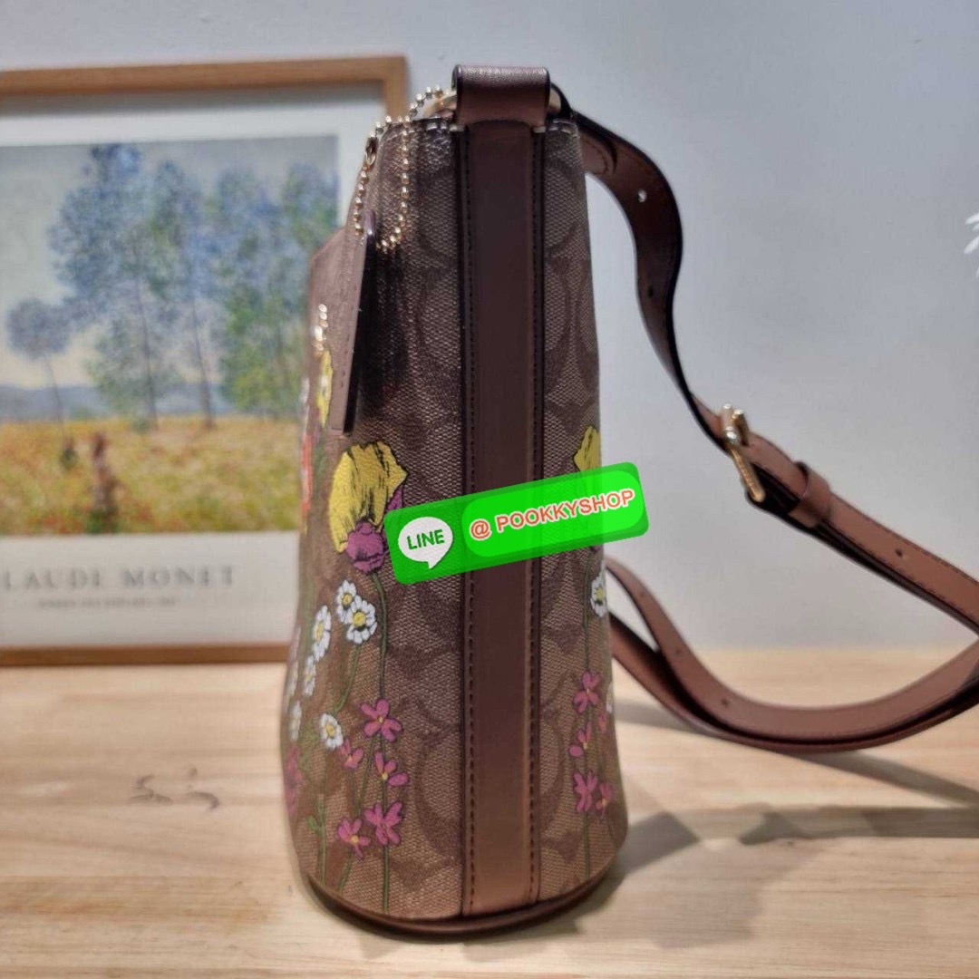 COACH CR155 SOPHIE BUCKET BAG IN SIGNATURE CANVAS WITH FLORAL PRINT 🔆 Details ใช้ชีวิตให้ง่าย แล้วสะพายกระเป๋าให้สวยสะบัด! ไปกับกระเป๋าใหม่ล่าสุด รูปทรงบัคเก็ต ที่มีดีไซน์ลวดลายดอกไม้น่ารักน่าใช้มากๆ