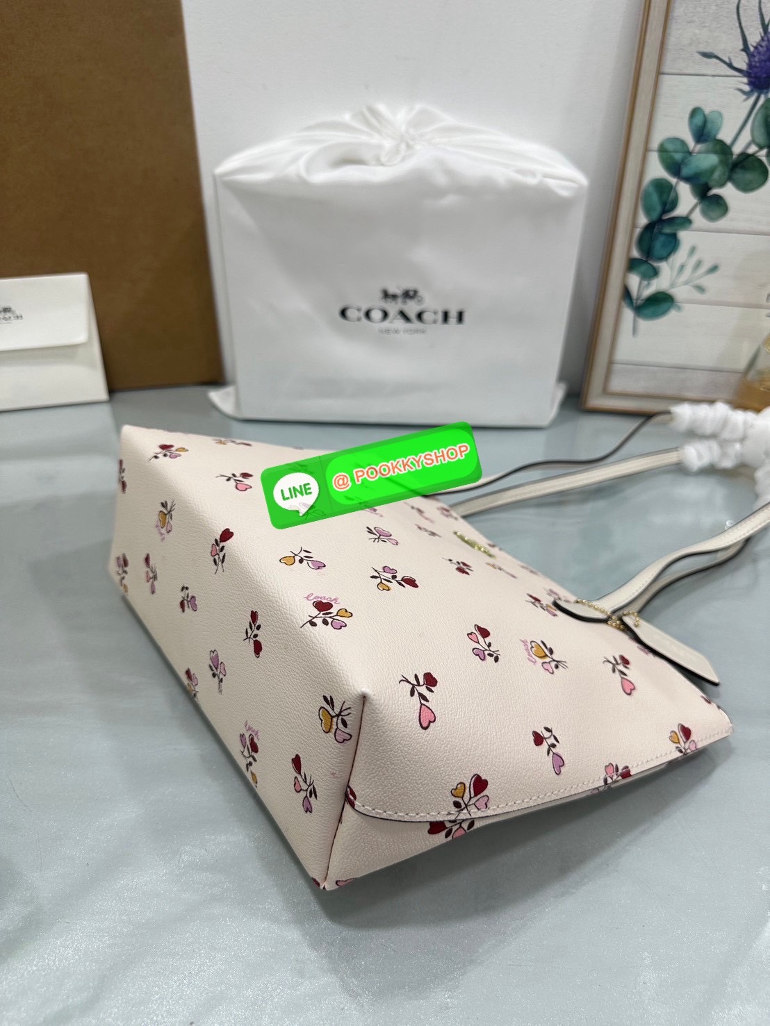 Coach Tote CX587 รุ่นม้าแคร่ Signature Patchwork แดงเบอร์กันดีสุดหรู ✨ รุ่นขายดี ลาย Signature Canvas พร้อมโลโก้ลายรถม้าเพิ่มลูกเล่นเด่นไม่เหมือนใคร 💼 ขนาดกำลังดี น้ำหนักเบา หิ้วไปทำงานหรือใส่ของรายวันก็เก๋