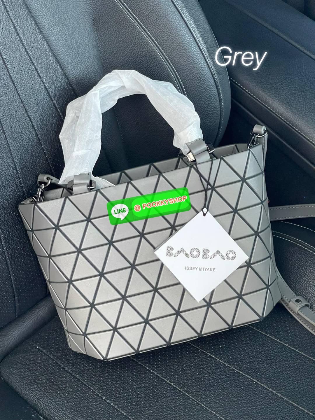 💕BAO BAO ISSEY MIYAKE MATTE CRYSTAL SMALL TOTE เป็นกระเป๋าทรงโท้ทที่มีความพิเศษด้วยการออกแบบแผ่นสามเหลี่ยมแบบใหม่จัดเรียงต่อกันในแนวตั้งเสริมกระเป๋าให้ดูหรูหรา ทันสมัย และดูมีเอกลักษณ์เป็นของตัวเอง อีกทั้งยังมีโครงสร้างฐานตาข่าย นอกจากช่วยให้กระเป