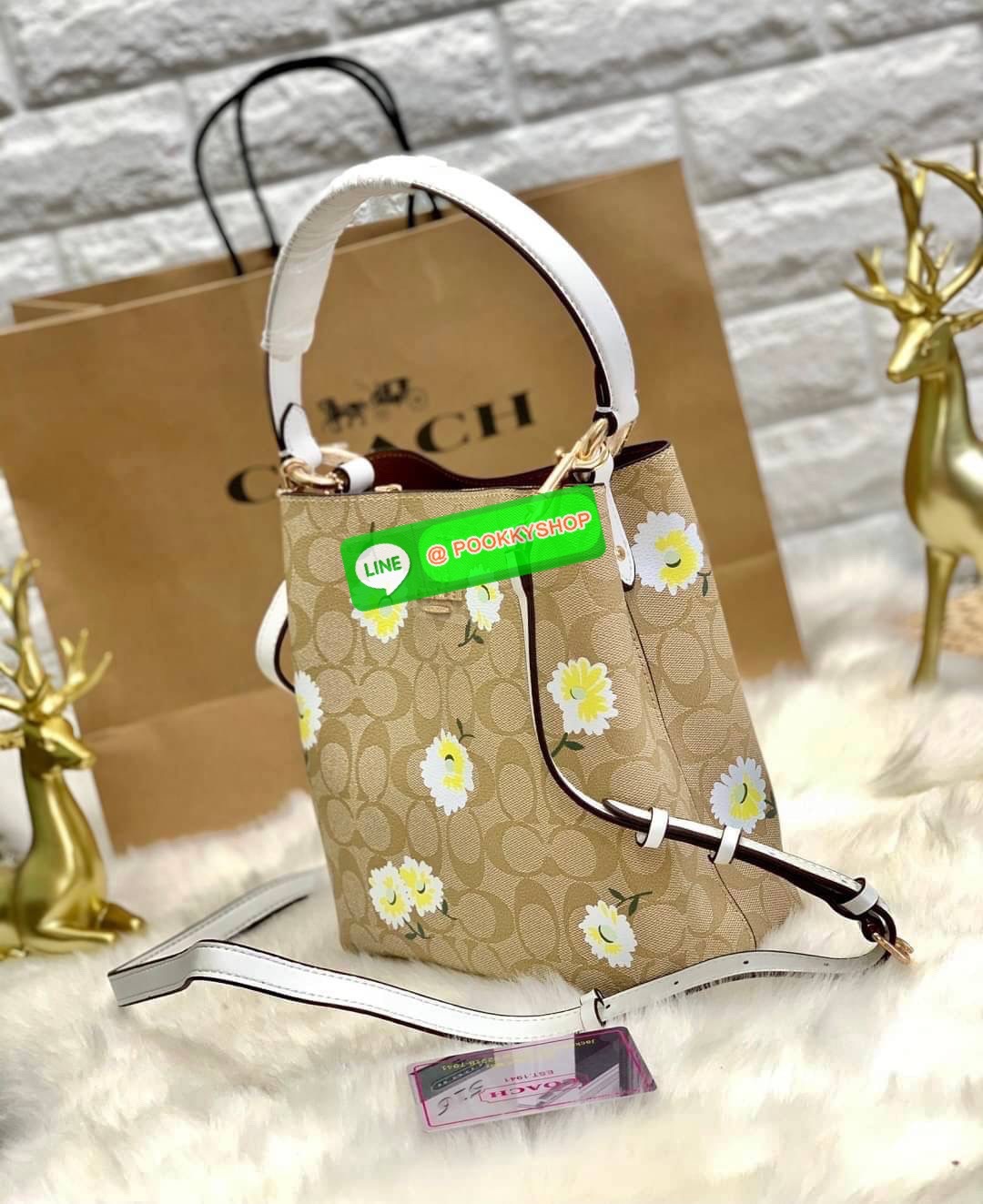 COACH Small Town Bucket Bag In Signature Canvas With Daisy Print ((C3411)) พร้อมส่งที่ไทย ห้ามพลาดค่ะ! กระเป๋าทรงถังสุดฮิต หนังแท้สวย 🌸จุดเด่นของรุ่นคือ print ลายดอก Daisy สวยมาแรงมากตอนนี้ค่ะ! ช่องกระเป๋ามี2ช่องหลักแบบกระดุมแม่เหล็ก ภายในช่องกว้า