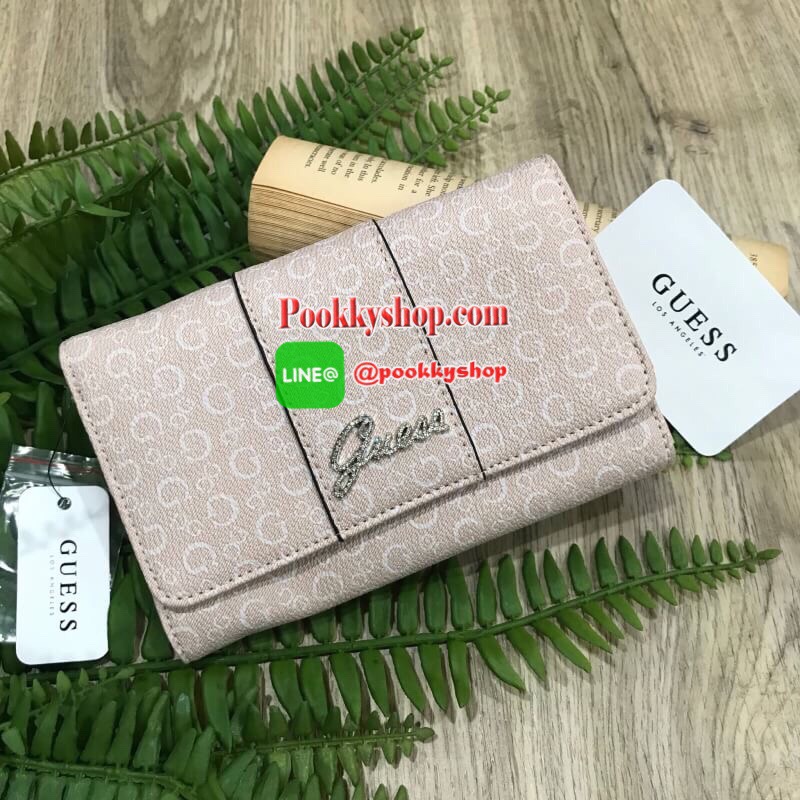 Don’t Miss! GUESS FACTORY WOMEN'S WALLET กระเป๋าสตางค์ดีไซน์ยอดนิยมหนังปั้มโลโก้แบรนด์รอบใบด้านหน้ามีโลโก้แบรนด์ประดับเพชรสวยหรูดูดี เปิดปิดด้วยฝาปิดกระดุม ภายในมีช่องใส่รูป ช่องใส่แบงก์พัน ช่องใส่บัตรหลายช่อง มีช่องซิปใส่เหรียญ ภาพถ่ายจากสินค้าจริง