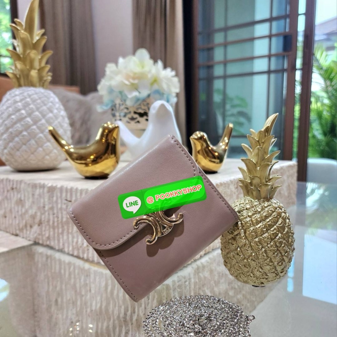 ✴️Don't Miss!✴️CELINE SHORT WALLET VIP GIFT WITH PURCHASE (GWP) กระเป๋าพรีเมี่ยมกิ๊ฟ Limited จาก CELINE HAUTE PARFUME DUTYFREE COUNTER หนังเรียบสวยอยู่ทรงมีโลโก้ด้านหน้าเปิดปิดด้วยฝาพับกระดุม ภายในมีช่องแบ่งหลายช่อง มีช่องใส่บัตรหลายช่อ