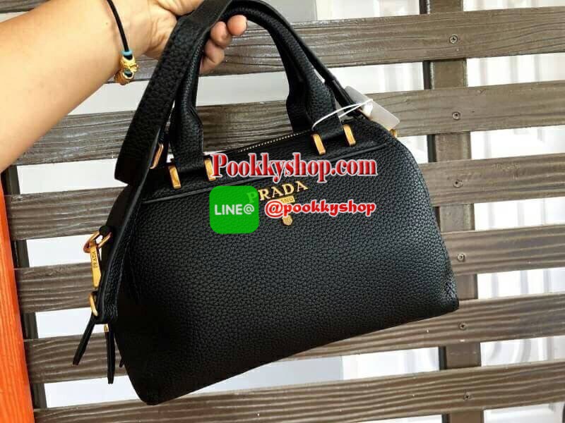 Prada Limited edition กระเป๋าอเนกประสงค์ทรงสวยหนังลายคาเวียร์มีสายยาว เลิศมาก ขนาดกำลังดี ใช้แล้วสวยมากๆ น้ำหนักเบา อะไหล่ทองหรูมาก จุของคุ้ม มี3ช่องหลัก เปิด-ปิดด้วยซิป งานเกินราคารับประกันค่ะ