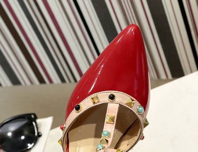 พร้อมส่ง มาใหม่จ้าา วาเลนหมุดหลากสี 3911 รองเท้าสไตล์เกาหลีงานนำเข้าวาเลนหมุดหลากสี งานแบรนด์หรู รุ่นนี้หายากจ้า มีร้านนี้น้าาาา รอบนี้มาน้อย งานหนังแก้ววาวๆ สวยวิ้ง แต่งอะไหล่หมุดหลากสีให้ดูเก๋ ไม่ซ้ำใครสายรัดส้นแบบเกี่ยวปรับระดับได้ จะใส่ทำงาน ใส่ออกงาน