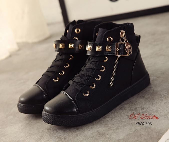 สินค้าพร้อมส่ง รองเท้าผ้าใบหุ้มข้อนำเข้าเสริมส้น ผ้าแคนวาส ส้นPU ประดับแถบซิปสีทองรูปหัวกระโหลก ด้านข้างมีเทปเมจิกเทปใส่ง่าย ดีเทลสวยเก๋ไม่ซ้ำใครค่ะ