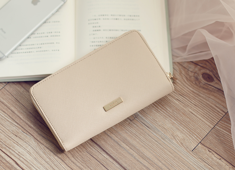 กระเป๋าสตางค์ Aldo กระเป๋าถือ สีครีม แบรนด์เนม Aldo แบรนด์หรูจาก แคนนาดา เนื้อสีครีม มีลายTexture ในตัว ช่องใส่ของใหญ่2ช่อง ช่องเสีบบัตร 2ด้าน