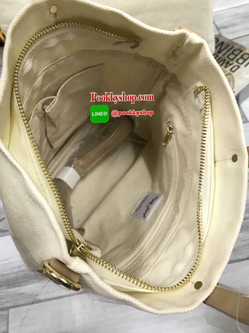 Anello&Legato Largo Canvas Logo mini Tote Shoulder Bag ดีไซน์ล่าสุด ด้วยวัสดุผ้าcanvasที่ช่วยให้กระเป๋ามีน่ำหนักเบา ทรงสวยสง่าด้านก้นเป็นหนัง ใช้งานง่ายสะดวก ใส่มินิไอแพค กระเป๋าสตางค์ได้ เหมาะแก่การใช้ในชีวิตประจำวันทั้งใช้ไปโรงเรียนหรือใช้ไปทำงานก็ได้เช