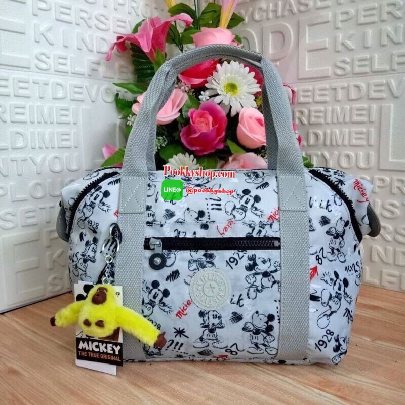 Disney's® 90 Years of Mickey Mouse Handbag 👍 รุ่น ART size M 👍กระเป๋าผ้าคิปลิงสะพายไหล่ได้ ครอสบอดี้ได้ มีสายยาวให้ 👍สามารถปรับสไตล์กระเป๋าได้2รูปแบบ เป็นtote หรือเก็บหูกระเป๋าก็ได้ 👍ช่องใหญ่ใส่ของได้จุ เปิดปิดด้วยซิป