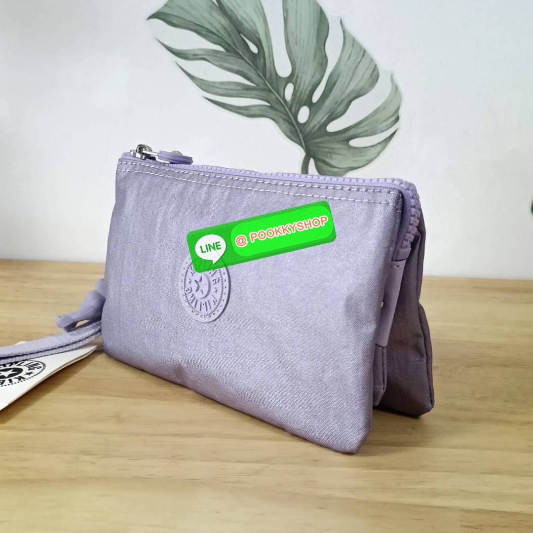 Kipling Creativity Large Pouch วัสดุ Nylon 100% กระเป๋าคล้องมือขนาดพอเหมาะ 7.25 นิ้ว พกพาสะดวก เปิด-ปิดด้วยซิปเดียวใช้งานง่าย ด้านในมีช่องกว้าง 2 ช่องและช่องซิปเล็กตรงกลางอีก 1ช่อง ใช้งานได้สะดวก สามารถใส่มือถือ 7.5 นิ้วได้ กุญแจรถ ธนบัตรได้ ล็อตนี้มาพร้อ
