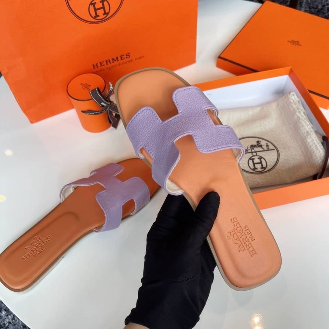 พร้อมส่ง รองเท้าแตะ Hermès สีพาสเทล ตัวใหม่ล่าสุด สีน่ารักมากกทุกสี คัดสีออกมาแล้วแมสที่สุด ให้เข้ากับเท้าสาวๆ ขับผิวมากคะ พื้นปั้มแบรนด์