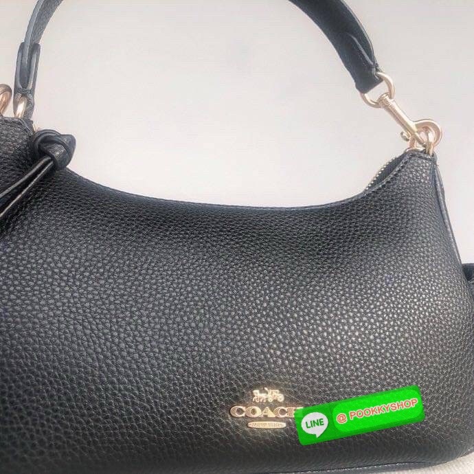 สะพายแล้วไม่ต้องพูดอะไร… คนก็รู้ว่าเรามีรสนิยม Coach C7223 – Swinger 20 รุ่นฮิต ลาย C คลาสสิก แต่งขอบหนังแท้ขาว ใบเล็กพกง่าย แต่ทรงสวยเก๋ ถือก็ได้ สะพายก็เป๊ะ ใช้ได้ทุกวันไม่มีเบื่อ แมตช์กับลุคไหนก็เข้า… เพราะความเรียบมีพลังในตัวเองค่ะ