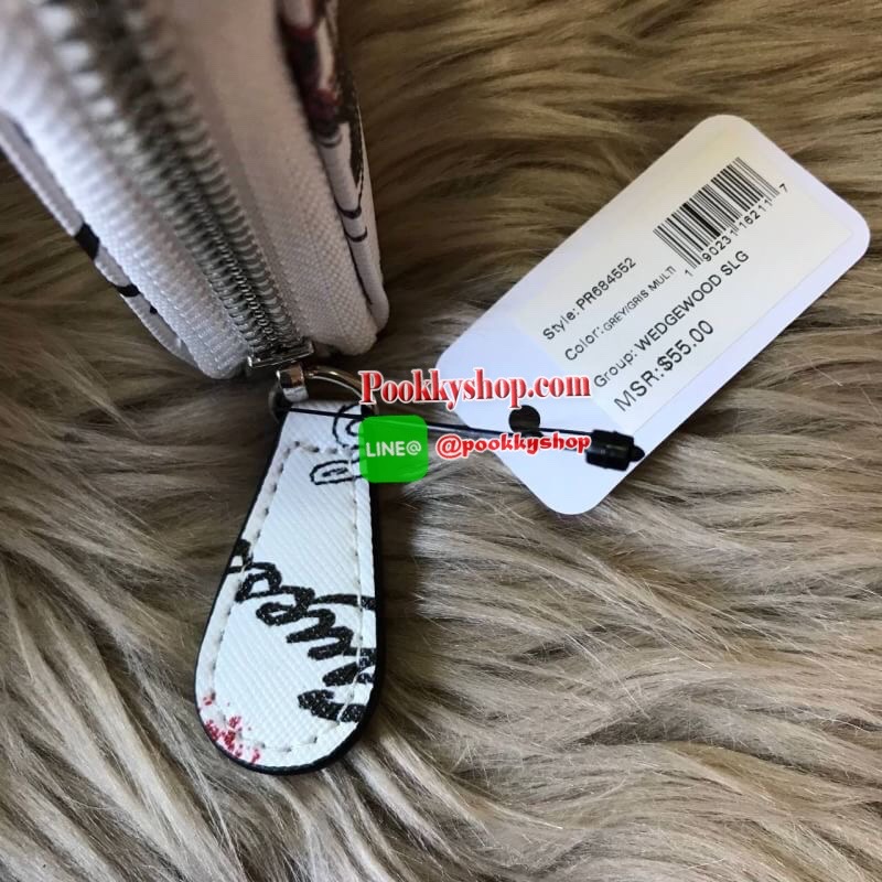 GUESS ABREE PRINTED ZIP-AROUND WALLET กระเป๋าสตางค์ใบยาวด้านหน้าประดับโลโก้แบรนด์นูนสามเหลี่ยม เปิดปิดด้วยซิป ภายในมีช่องใส่บัตร ช่องใส่ธนบัตร มีช่องซิปใส่เหรียญ และมีช่องยาวสามารถใส่บุ๊คแบงค์ได้ค่ะ