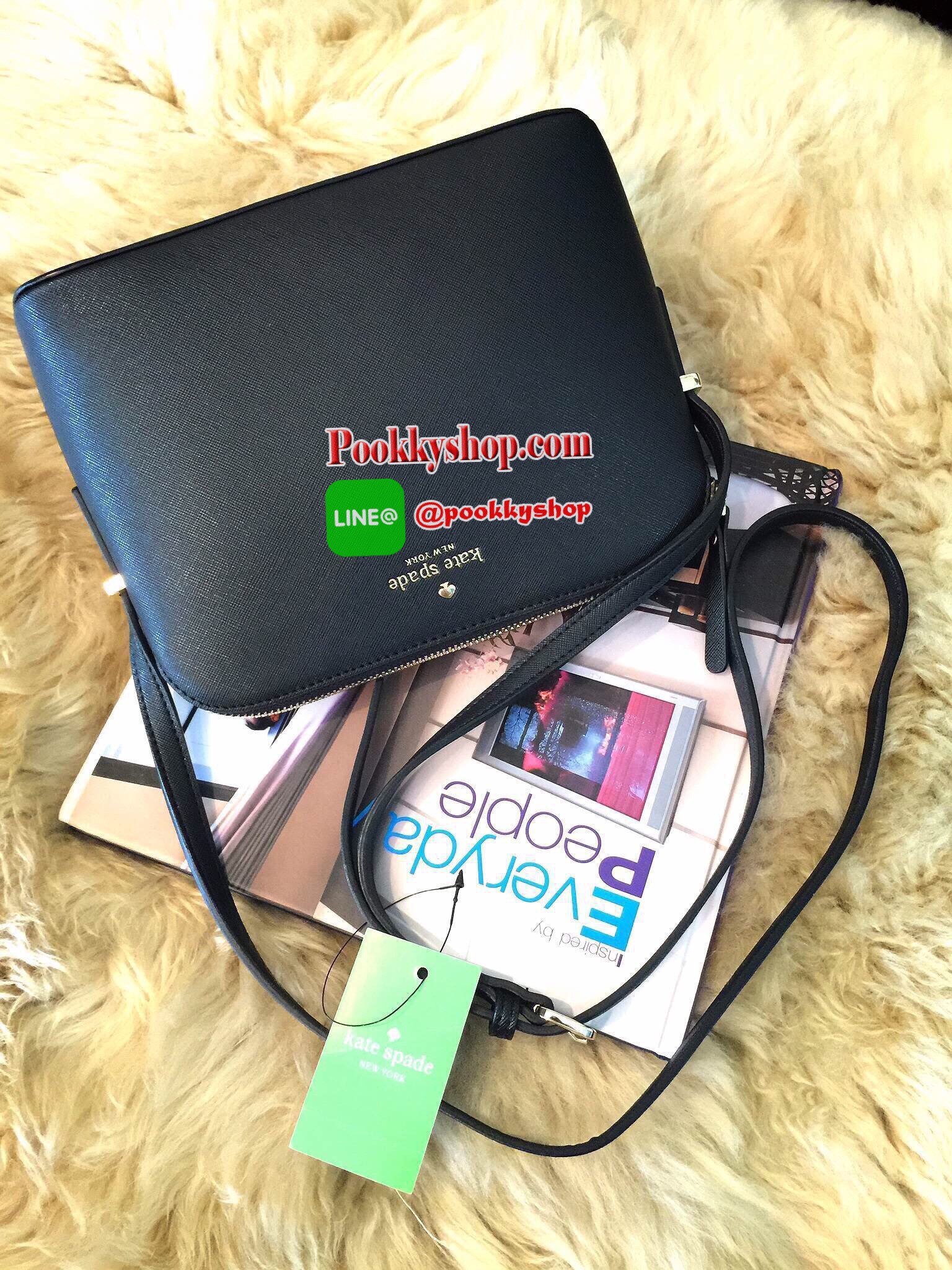 ปิ๊งป่อง!! มาเพิ่มแล้วค่ะ!! KATE SPADE CEDAR STREET MANDY กระเป๋าสะพายแบรนด์ดังจากอเมริการุ่นสุดฮิตหนัง Saffiano สวยหรูอยู่ทรงสไตล์ PRADA ด้านหน้าประดับโลโก้แบรนด์สีทองสวยไฮโซ ขนาดกำลังดี เปิดปิดด้วยซิปสะดวกใช้ ภายในมีช่องซิปและช่องใส่มือถือ สามารถใส่กระเ