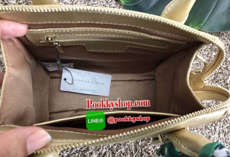 New arrival CHARLES & KEITH SCARF WRAPPED HANDLE BAG 2018 พร้อมส่งรุ่นใหม่ล่าสุด สินค้าคุณภาพ เหมาะสมราคาค่ะ!!! กระเป๋าถือหรือสะพายข้าง หนังคาร์เวีย ทรงสวยหรู หูกระเป๋ามีผ้าพันหูมาให้เก๋มากกค่ะ เปิดปิดกระเป๋าแบบซิป ภายในโล่ง ใส่ของได้พอประมาณเลยนะคะ มีช่อ