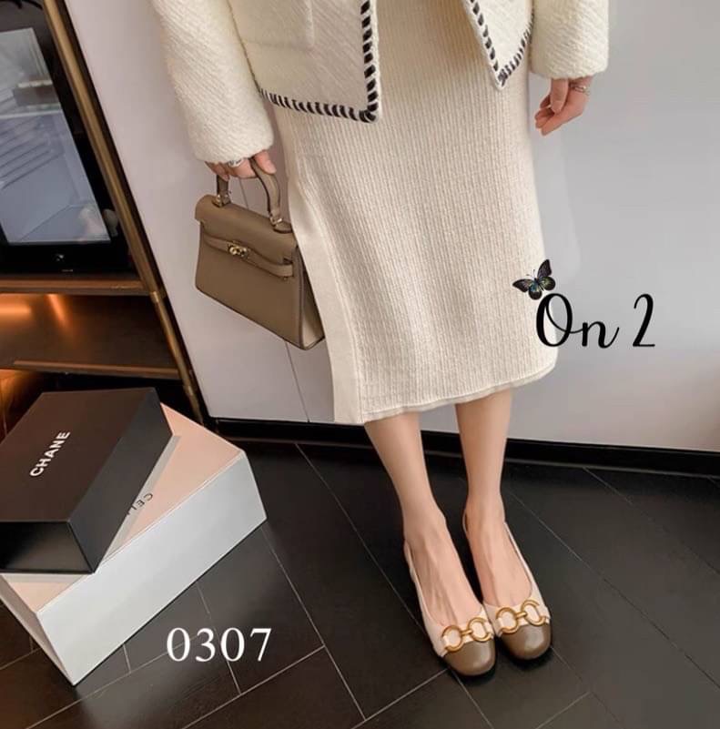 พร้อมส่งรองเท้าหัวคัชชูเปิดหลังรัดข้อเท้า หน้าแต่งอะไหล่ทองเหลือง สไตล์แบรนด์ส้นเป็นอะไหล่ทองสวยหรู สายรับปรับได้ คู่นี้ใส่แมทกับชุดได้ง่ายทั้งกางเกงและกระโปรงได้หมดทรงสวย