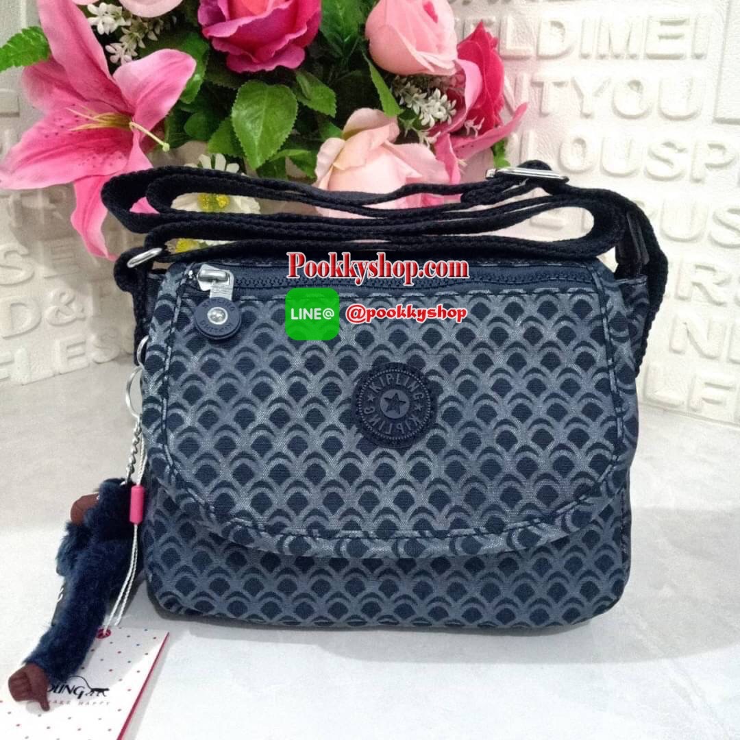 KIPLING SABIAN CROSSBODY MINI BAG กระเป๋าสะพายข้าง วัสดุ Nylon&Polyester 100% ขนาดเล็กกำลังน่ารัก เปิด-ปิดด้วยฝาปิดกระดุมแม่เหล็กและซิปแบรนด์ ด้านในทีแท็กแบรนด์ -ด้านหน้าฝาบนมี1ช่อง ขนาดตามโค้งฝาหน้า -ด้านหลังมีอีก 1 ช่องลึกถึงฐาน -ด้านในมี 1 ช่องหลัก เปิ