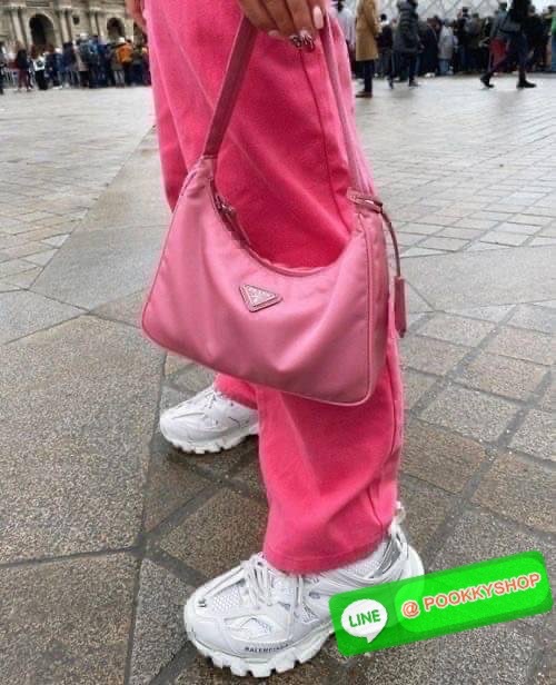 รุ่นใหม่แนะนำ!! รุ่นขายดีในตำนานค่ะ กับงานพรีเมี่ยมกิ้ฟท์ PRADA NYLON HANDBAGS ขนาดกะทัดรัด #อะไหล่เงิน วัสดุทำจากผ้าNylon อย่างหนา อยู่ทรง กันน้ำได้ หายห่วงคะ ด้านหน้ามีโลโก้แบรนด์ เปิดปิดด้วยซิป มาพร้อมสายผ้า ไม่สามารถถอดได้ ภายในบุผ้าลายPrada และป้ายโล