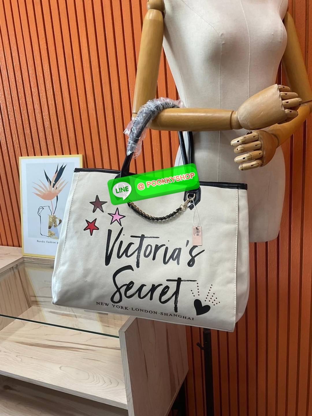 Victoria's Secret New! VS Patch City Tote - CREAM กระเป๋าทรง shopping สไตล์ victoria's secret แปลกใหม่อินเทรนด์ สินค้านำเข้า งาน ชน shop ดีไซน์สวย เก๋ น่ารัก เรียบหรู ใส่ของได้จุใจ เหมาะสำหรับสาวๆทุกคนที่มีของเยอะ งานเย็บเนี๊ยบ แข็งแรงทนทาน ใช้ไ