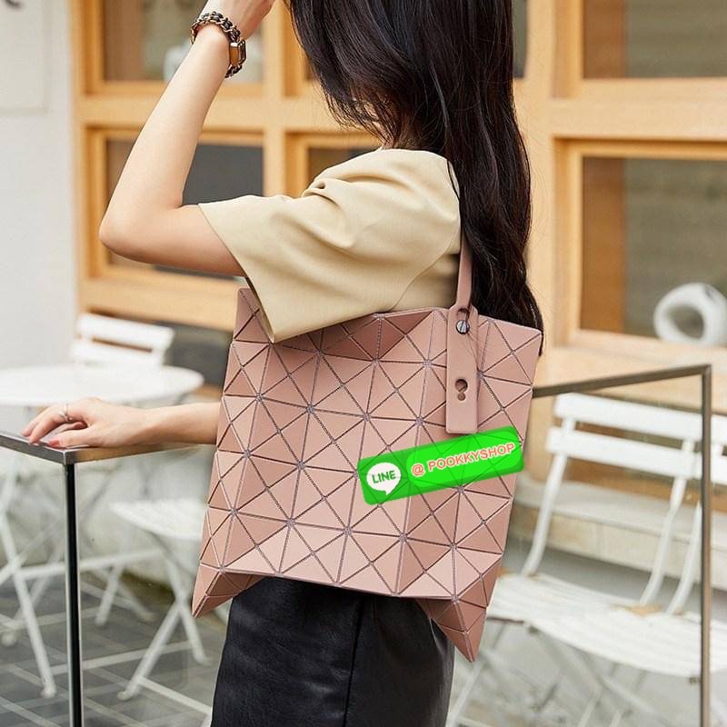 Baobao Issey Miyake 6x6 กระเป๋า Tote รุ่นนี้ถือว่าเป็นกระเป๋า Tote ไซส์กลางที่เหมาะกับการพกพาสิ่งของที่จำเป็นในทุก ๆ วัน มาพร้อมสายที่สามารถปรับได้ทั้งสองสาย และมีช่องใส่ของช่องเล็กด้านใน 1 ช่อง จุของได้เยอะแถมยังทนทาน ใช้เป็น Everyday Bag ได้เลยคะ พกพาสะ