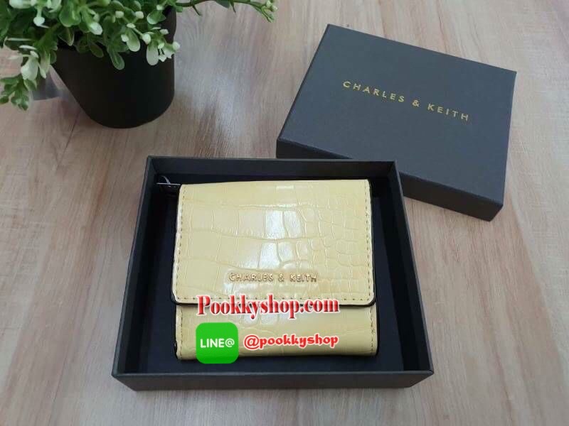 charleskeith Croc effect short wallet กระเป๋าสตางค์ใบสั้นมาด้วยลายหนังจรเข้ ด้านหน้าติดชื่อแบรนด์ รุ่นนี้เป็นแบบ 3 พับ ด้านหลังเป็นช่องใส่เหรียญ สวยสมคำร่ำลือมากๆ เลยจ้า มาครบ 5 สี จัดไปอย่างด่วนเลยจ้า