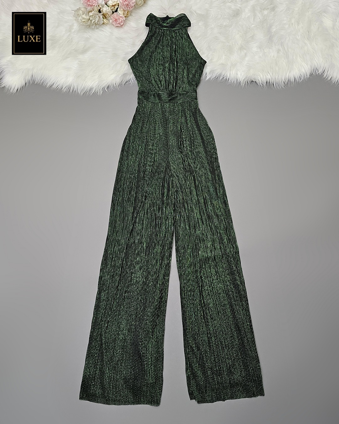 จั๊มสูทแฟชั่น จั๊มสูทเสื้อคอตั้งแขนกุด กางเกงขากระบอกกว้าง ทำจากผ้าราเม่อัดพลีท ผสมดิ้นเมทัลลิก