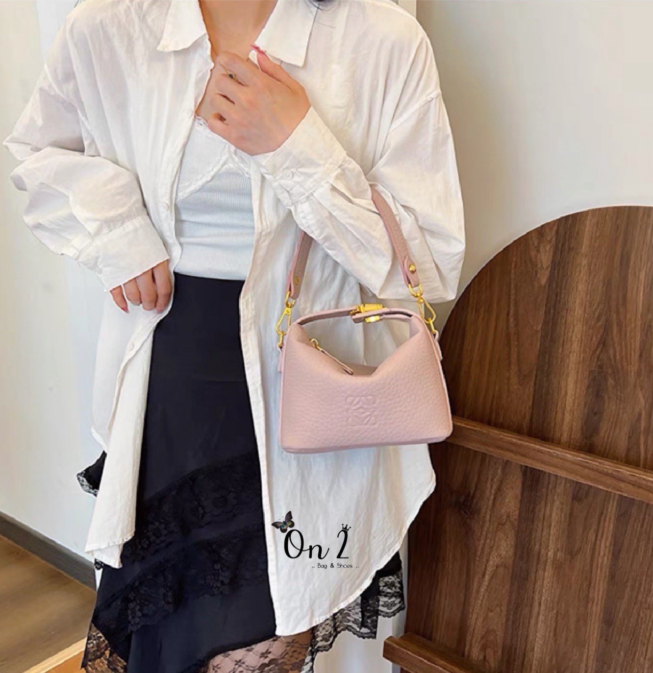 กระเป๋าหนังแฟชั่นทรงสุดฮิต ดีไซน์เรียบหรูแต่ดูเก๋มาก ✨ หนังเท็กซ์เจอร์นิ่ม สวยหรู จับถนัดมือ หัวล็อกโลหะสีทอง ตัดกับตัวกระเป๋า เพิ่มความหรูหรามีระดับ ใส่มือถือ เงิน และของใช้จุกจิกได้ครบ มีสายสะพายปรับได้ จะถือ / สะพายข้าง / crossbody ก็ได้หมด ดีไซ