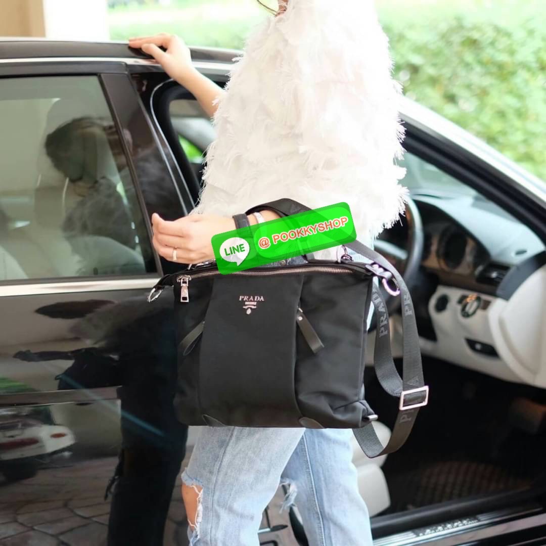 HOT DEAL!!! มาละค้า งานพรีเมี่ยมกิ้ฟ จากเคาเตอร์ต่างประเทศคะ รุ่น LIMITED EDITION ค่า ได้ กระเป๋าอเนกประสงค์ ทำได้ถึงสองทรง จากแบรนด์ PRADA มาค่า เป็น กระเป๋า MATTE CANVAS ใบนี้มีสายยาวให้คะ เลิศมาก สะพายเป็น SHOULDER BAG หรือ ถือได้คะ ด้านหน้ามี LOGO BRA