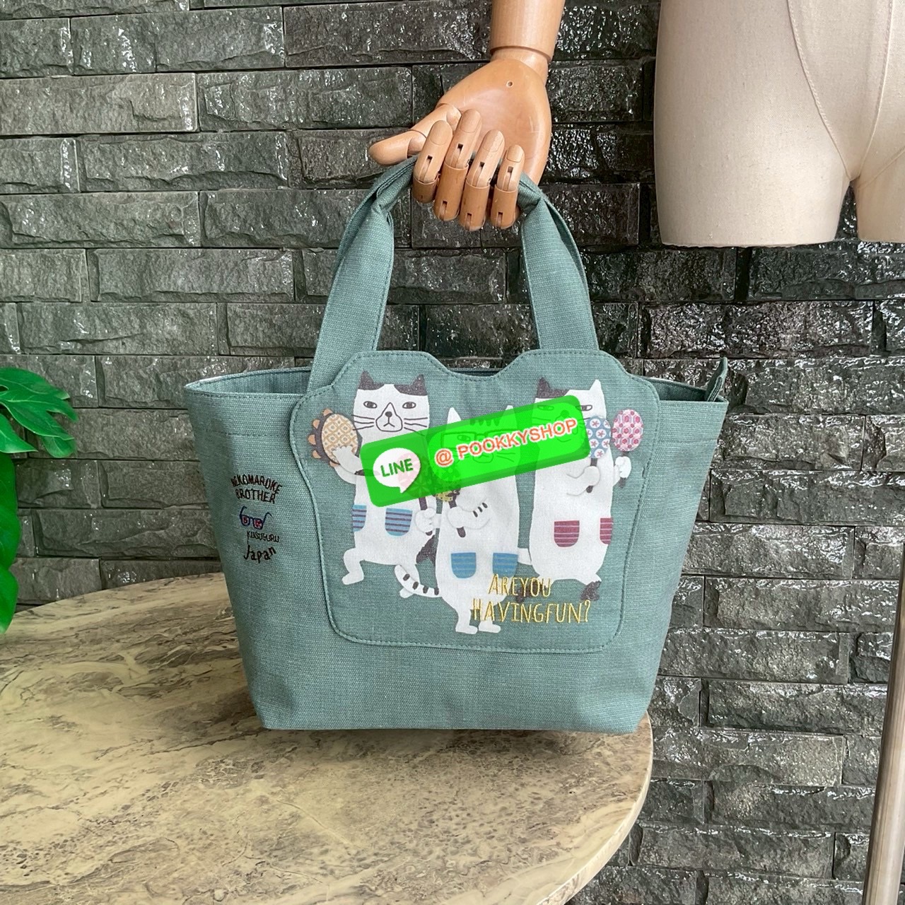 กระเป๋าถือ คล้องแขน ทรงโท้ทสุดเก๋และน่ารัก Nekomaruke Hamipoke Bag จาก Kusguru Japan กระเป๋าโท้ทสุดน่ารักใบนี้เหมาะสำหรับผู้หญิง และเป็นไอเทมใหม่ในคอลเลกชันฤดูใบไม้ผลิ/ฤดูร้อน 2025