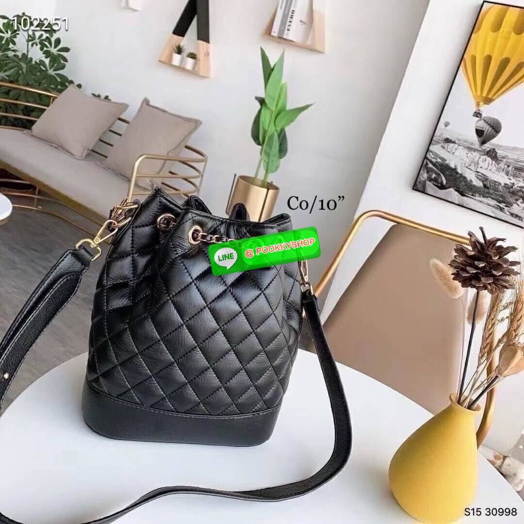 CHANEL Bucket Bag กระเป๋าสะพายทรงบัคเก็ตรุ่นลิมิเต็ด มี 2 แบบให้เลือก หนังเย็บลายตารางและลายริ้ว ตกแต่งโลโก้แบรนด์สวยหรูโดดเด่น ภายในโล่งกว้าง จุของได้เยอะ มาพร้อมสายคล้องไหล่ และสายสะพาย crossbody คุ้มค่ามากๆ ใบนี้งานจริงคือสวย สะพายไปคาเฟ่ชิคๆ ถ่ายรูปสว