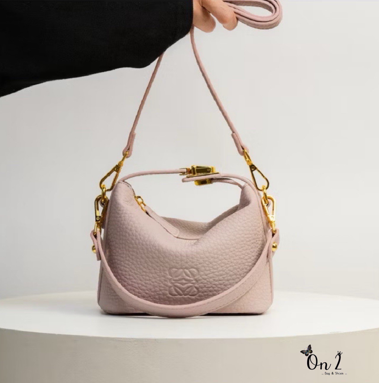 กระเป๋าหนังแฟชั่นทรงสุดฮิต ดีไซน์เรียบหรูแต่ดูเก๋มาก ✨ หนังเท็กซ์เจอร์นิ่ม สวยหรู จับถนัดมือ หัวล็อกโลหะสีทอง ตัดกับตัวกระเป๋า เพิ่มความหรูหรามีระดับ ใส่มือถือ เงิน และของใช้จุกจิกได้ครบ มีสายสะพายปรับได้ จะถือ / สะพายข้าง / crossbody ก็ได้หมด ดีไซ