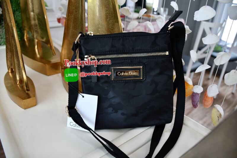 Cavin Klein กระเป๋าถือ วัสดุNylon ด้านหน้ามีโลโก้แบรนด์ มี1ช่องซิปใส่ของได้ ภายในสกรีนโลโก้แบรนด์มีช่องซิปเล็กด้านใน เปิด-ปิดด้วยซิป ใส่ตังต์ ใส่โทรศัพท์ เท่ห์ๆไปเลยค่า