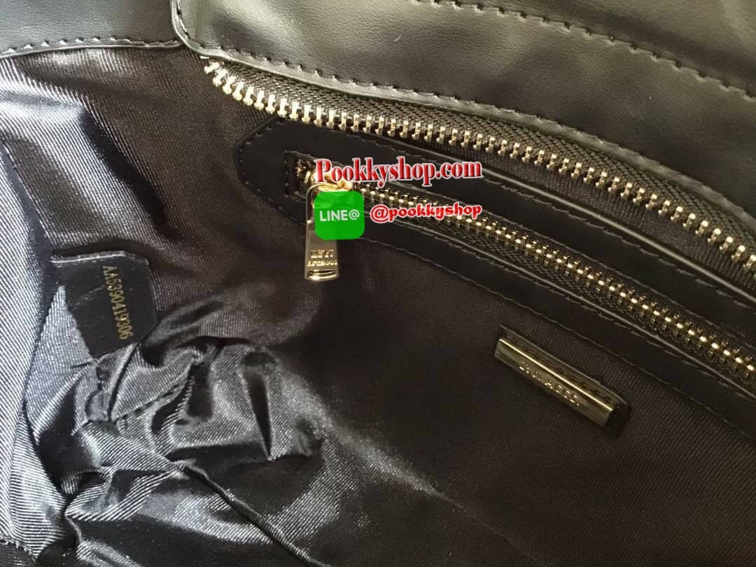 New Collection!!! LYN CROSSBODY BAG กระเป๋าสะพายไหล่ / กระเป๋าถือ ทรงปีกคอลเลคชั่นใหม่ สีทูโทน สวยโดดเด่น(!!)มาพร้อมกับรูปทรงดีไซน์สุดคลาสสิค ตกแต่งด้านหน้าห้อยพวงกุญแจ Lyn สุดเก๋ มาพร้อมกับสายสะพายยาวปรับระดับได้ เปิดปิดด้วยซิป ภายในโล่งกว้าง แยกเป็นสัดส