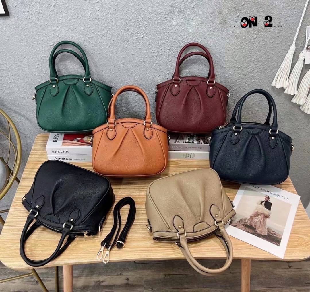 5950 กระเป๋าสะพายข้าง ทรง LV วัสดุตัวกระเป๋าทำจากหนังผสมอย่างดี อะหลั่ยสีทอง ด้านบนเป็นปากซิป ด้านหลังมีช่องซิป มาพร้อมสายยาวเป็นหนังผสมสีเดียวกับตัวกระเป๋า
