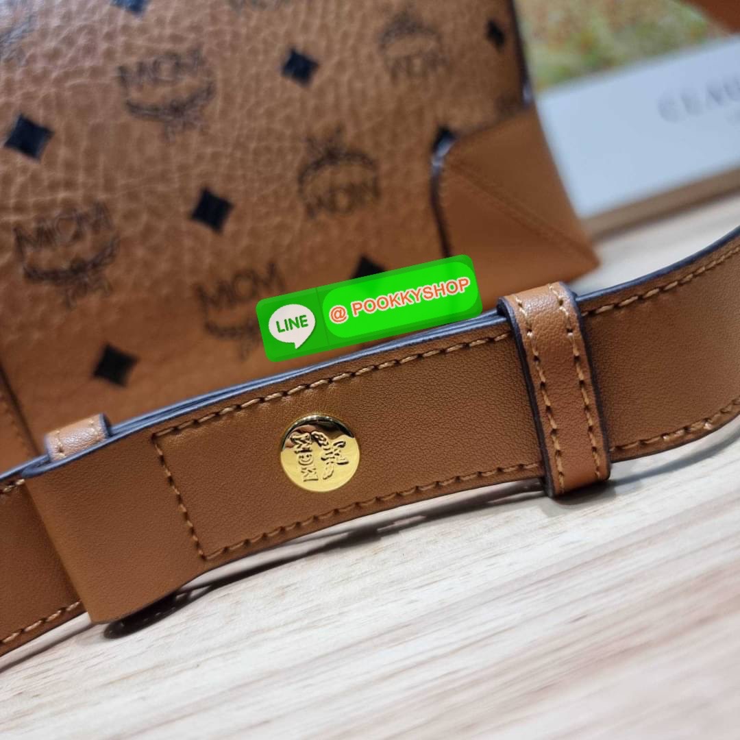 MCM KLARA SHOULDER BAG IN VISETOS ไอเท็มยอดฮิตที่ใครๆต่างก็ตามหา กับกระเป๋าสะพาย สะดวกใช้ ขนาดกำลังดี ดีไซน์เรียบง่าย แต่ซ่อนความหรูคงเอกลักษณ์ วัสดุหนังแคนวาสคุณภาพ รูปเปิด-ปิดง่ายด้วยซิป ภายในโล่งกว้าง ใส่ของจำเป็นในชีวิตได้สบายๆ จัดให้พร้อม original bo