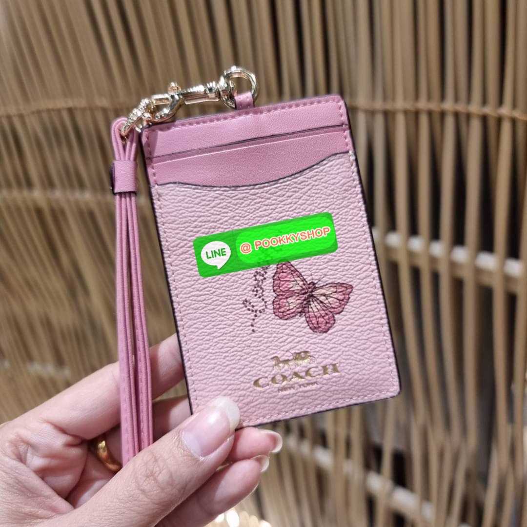 กระเป๋าใส่บัตรคล้องคอ Coach card holder ราคาพิเศษสุดๆ!!! ของหายาก!! ง่ายๆแบบไม่ธรรมดา!! คลาสสิคแต่มีดีเทลโดดเด่น!! กระเป๋าถนอมบัตร พร้อมสายคล้องคอ ดีไซน์ลวดลายสวย ดูดีทุกแบบ ใช้งานง่าย พกพาสะดวก จะใส่บัตรพนักงาน บัตรเครดิต บัตรปชช. ใบขับขี่ และบัตรอื่นๆที