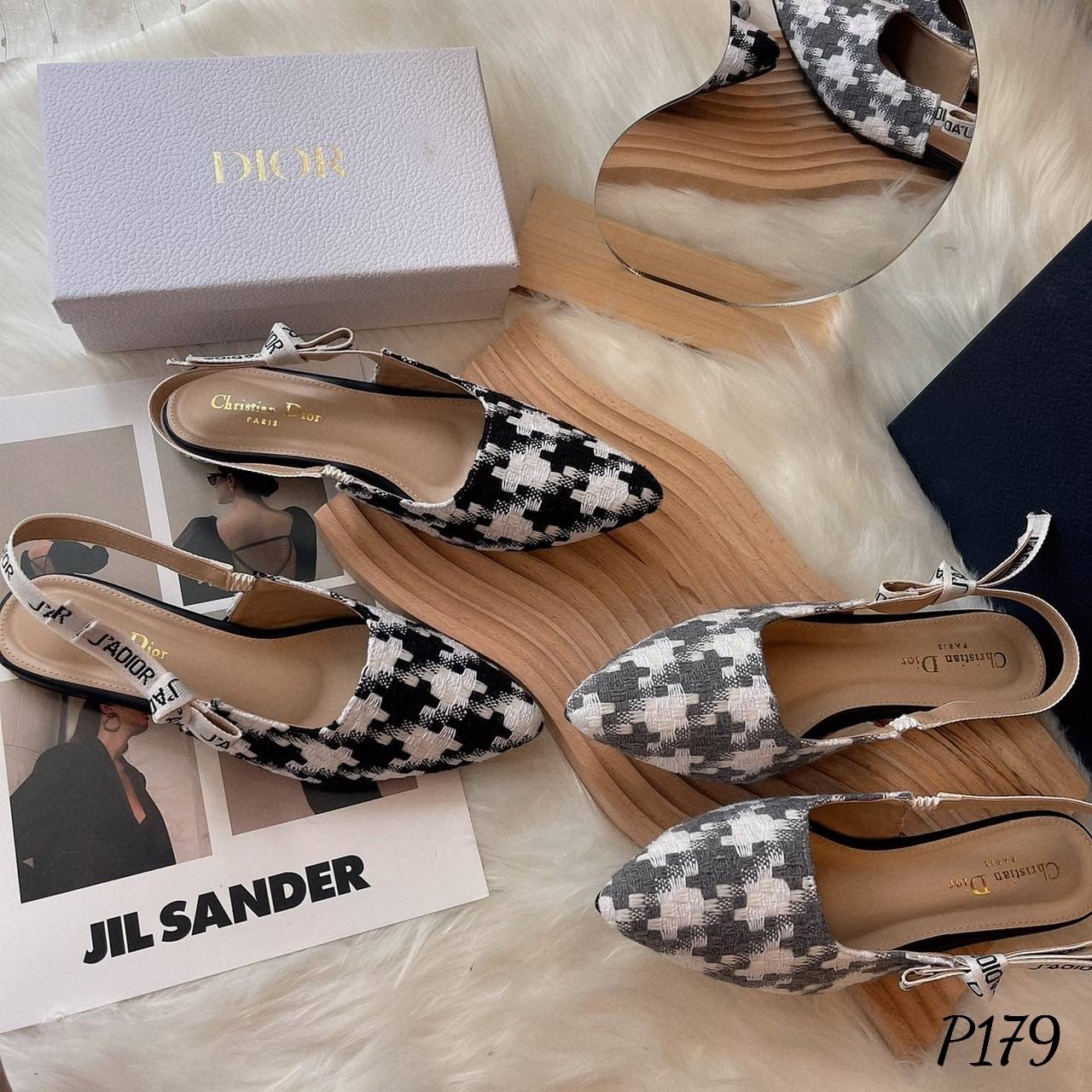 พร้อมส่ง มาใหม่ค่ะ รองเท้าคัทชูทรงหัวแหลม D ior ผ้าทอลาย ชิโนริ ลายใหม่ล่าสุด ตัวสายด้านหลัง เป็นรัดส้นตัดต่อยางยืด ทำให้สวมใส่ง่าย ไม่ขาด แข็งแรง ทรงสวยเก็บหน้าได้ดี ผ้านิ่มซับหนังนิ่มด้านในอีกชั้น คือน่ารักมาก ไม่ไหว เกินต้านสุดๆเลยค๊า